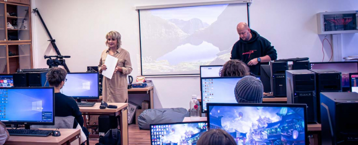 Za spoluprácu našej škole poďakovala aj Koordinátorka vzťahov a logistiky pre programy KC z  Kreatívneho centra RTVS  Arténa  Mgr. Iveta BUŠOVSKÁ, MBA