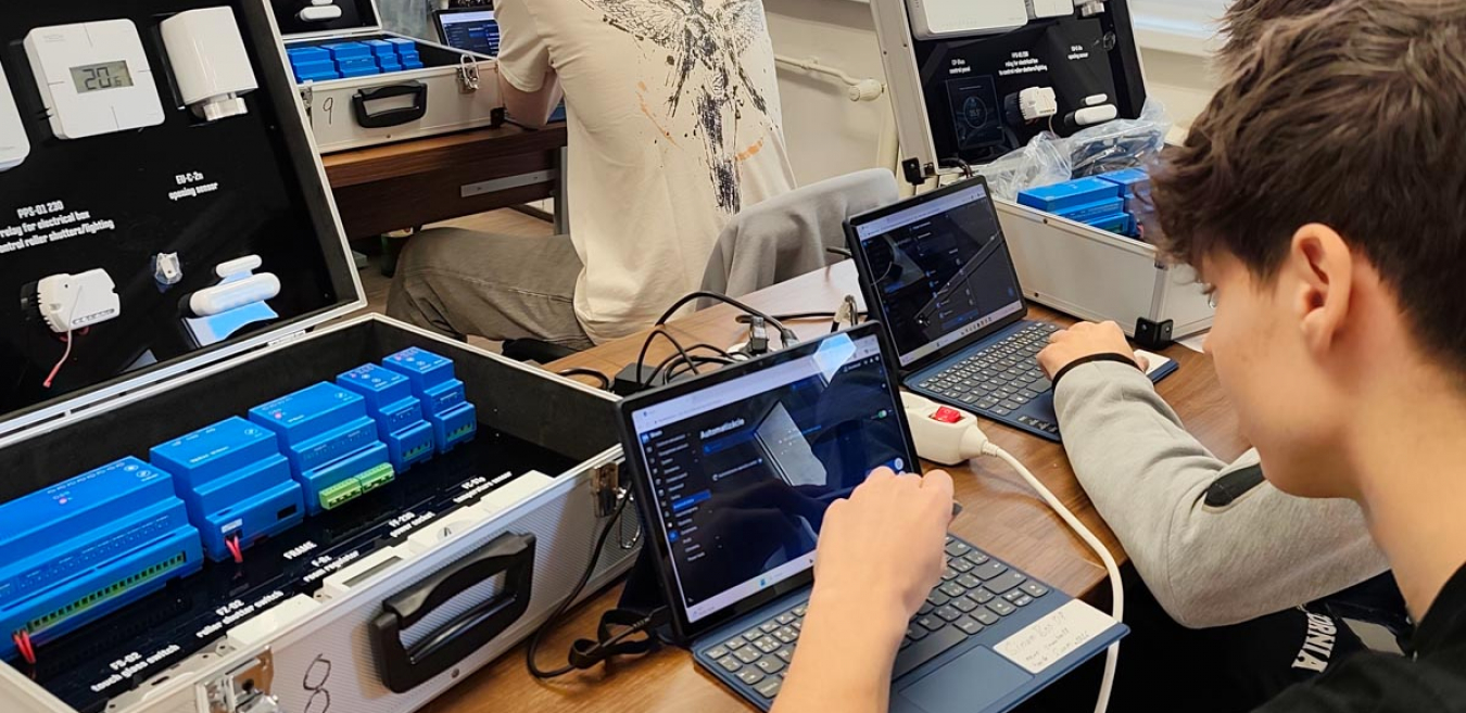Exkurzia pedagógov v spoločnosti TECH Sterowniki – moderné technológie, ktoré menia vzdelávanie